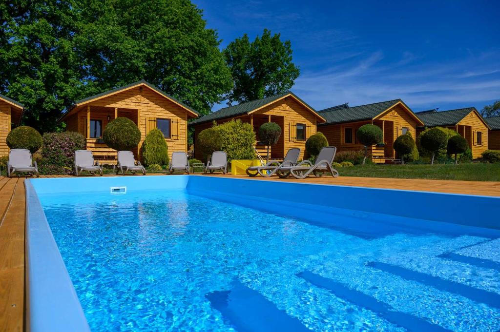 una piscina frente a una casa en Zielona Trawa en Bobolin