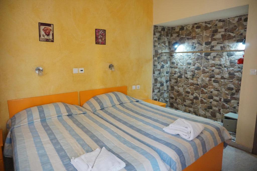 Łóżko lub łóżka w pokoju w obiekcie Katerini Apartments Hotel
