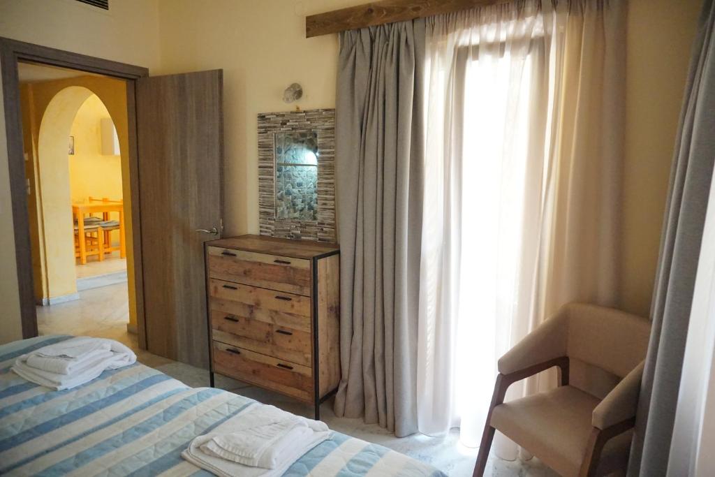 Łóżko lub łóżka w pokoju w obiekcie Katerini Apartments Hotel