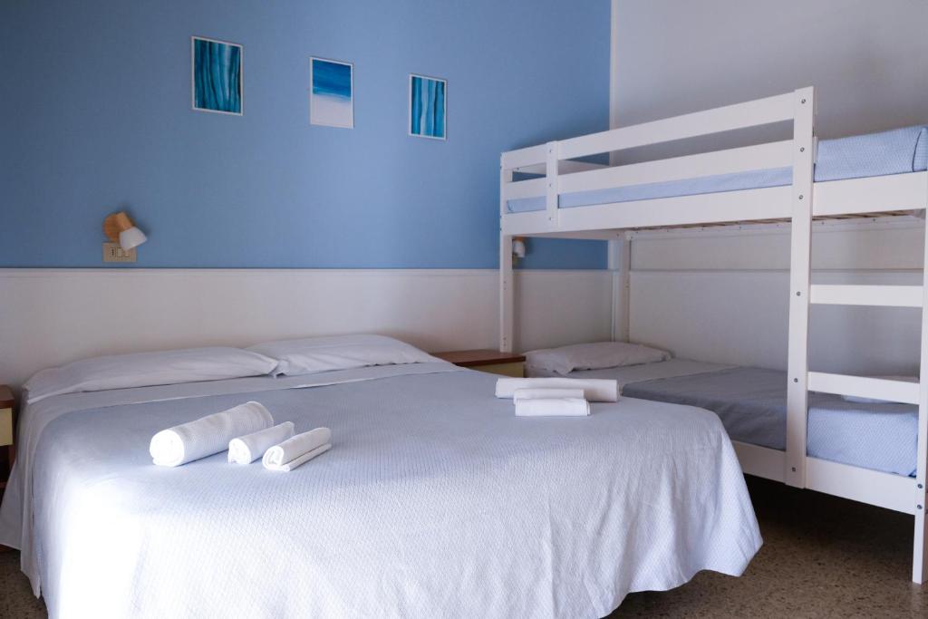 Postel nebo postele na pokoji v ubytování Hotel Vienna