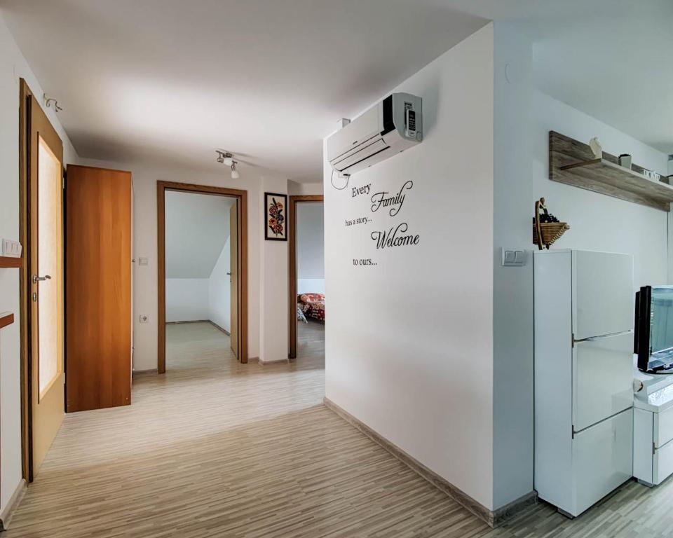 TV a/nebo společenská místnost v ubytování Apartma Hilltop Haven