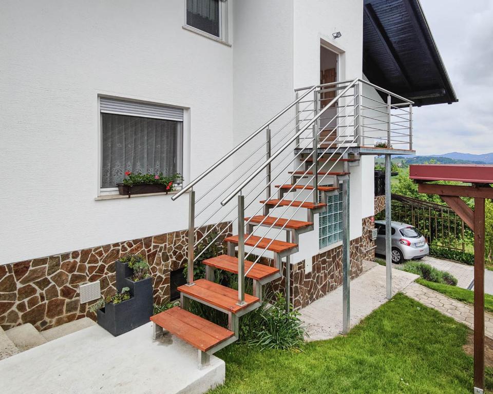 un conjunto de escaleras que conducen a una casa en Apartma Hilltop Haven en Šmarje pri Jelšah