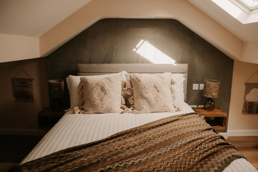 um quarto com uma cama grande e uma clarabóia em The Old Brewery, Ulverston em Ulverston