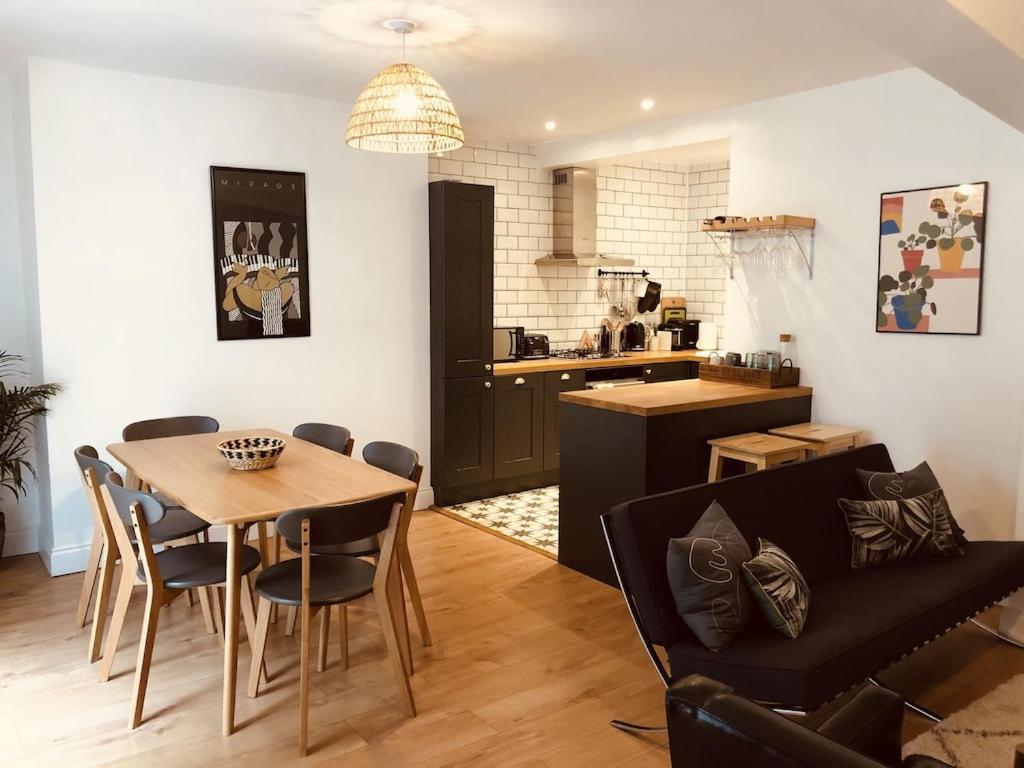 Hotel Central Brighton flat, 3 bedrooms, sleeps 6, close to shops and beach, a living room and kitchen with a table and a couch at Central Brighton flat, 3 bedrooms, sleeps 6, close to shops and beach in Brighton & Hove