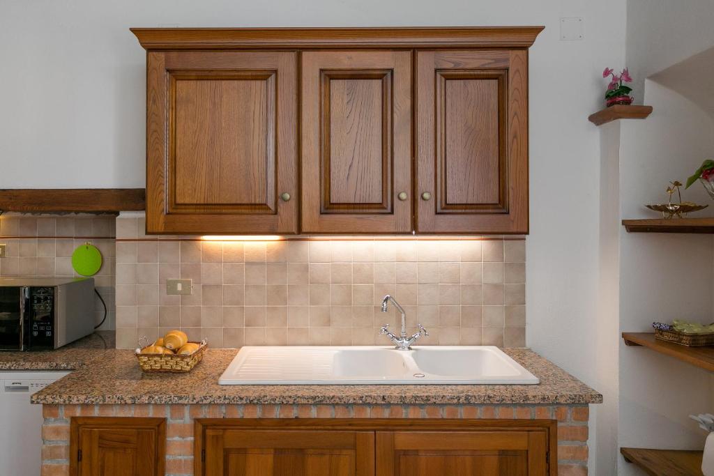 Kuchyň nebo kuchyňský kout v ubytování Villa Adelmo