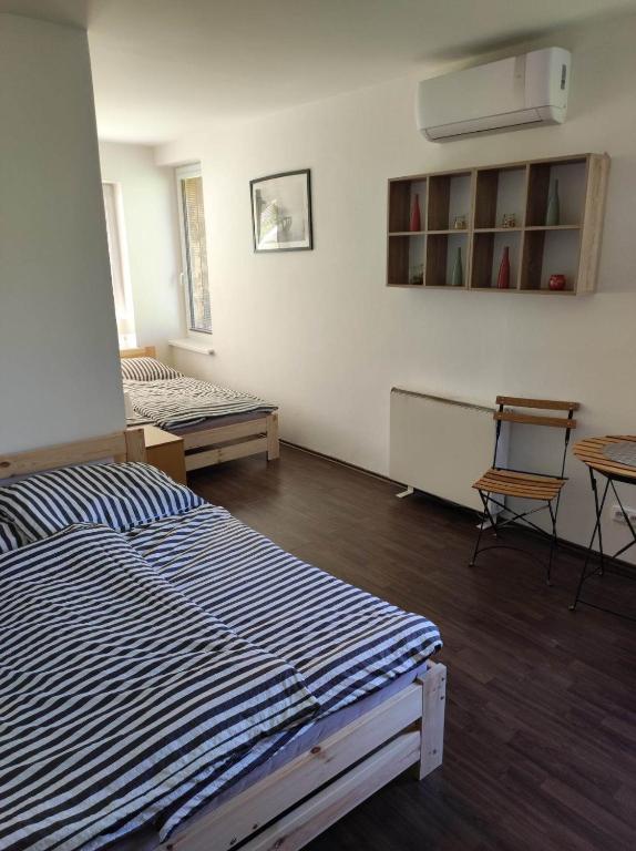 Postel nebo postele na pokoji v ubytování Šírovka