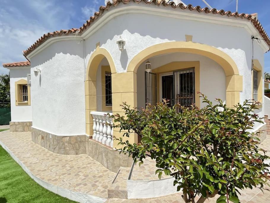 una casa blanca con una escalera delante en Villa Bassetes By El Conserje, en Denia