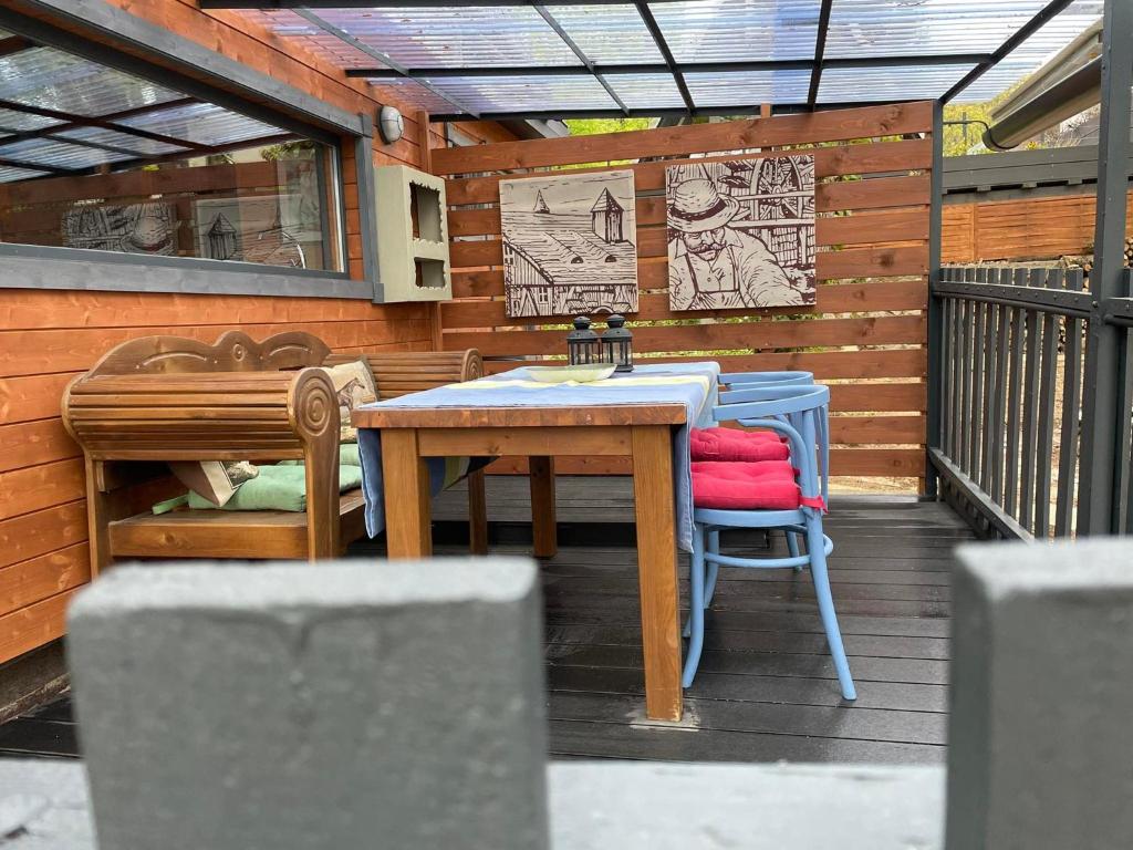 patio con tavolo e sedie su una terrazza di Makkocska Vendégház a Noszvaj