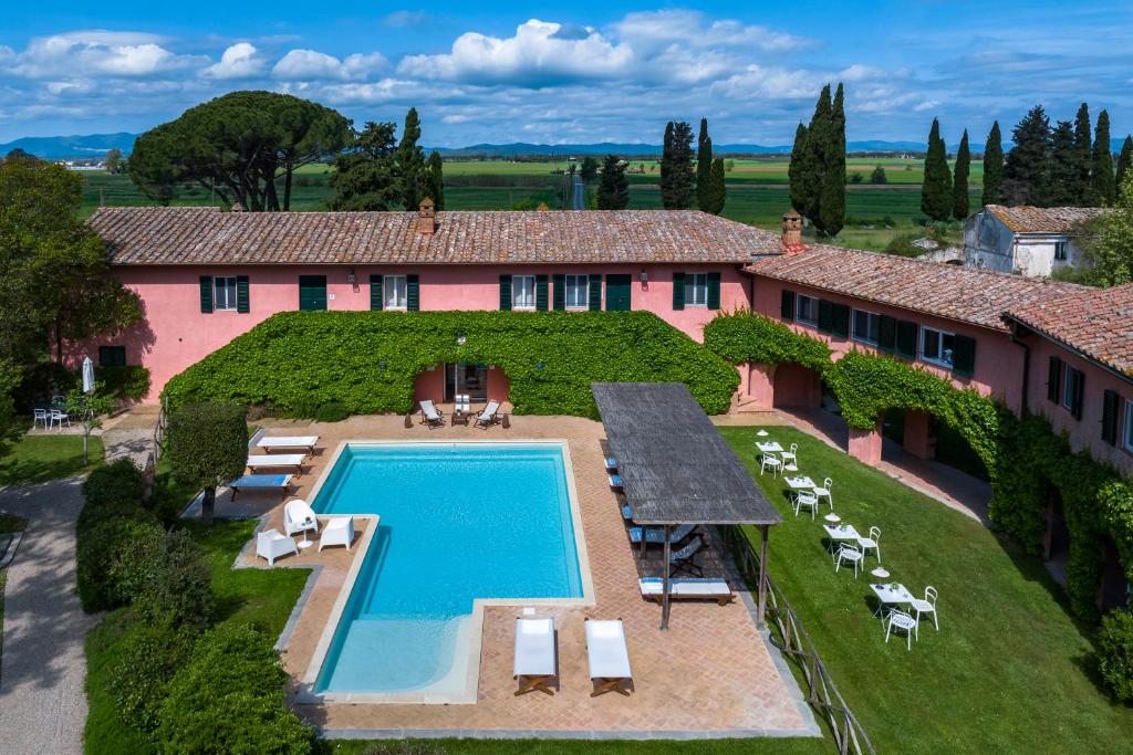 z góry widok na dom z basenem w obiekcie Le Versegge Resort w mieście Braccagni