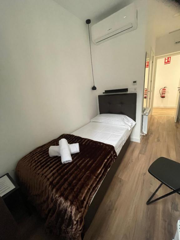 Postel nebo postele na pokoji v ubytování Hostal Arenal Madrid