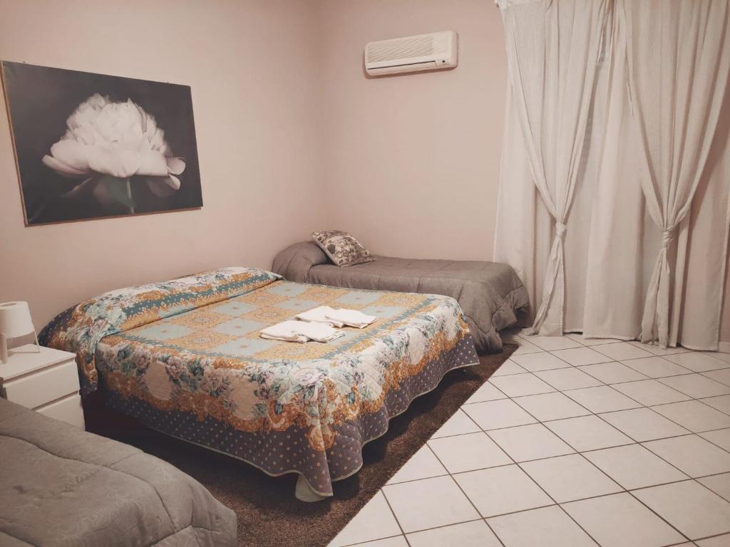 pokój z 2 łóżkami i stołem z ręcznikami w obiekcie I capricci dell'Etna 1 di Puglisi w mieście Mascalucia