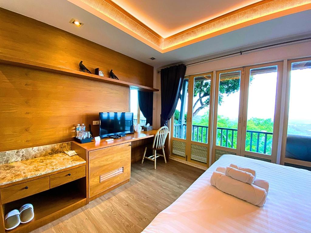 Postel nebo postele na pokoji v ubytování Phuket View Coffee and Resort