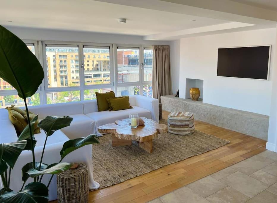 Μια τηλεόραση ή/και κέντρο ψυχαγωγίας στο Luxury City Penthouse with views