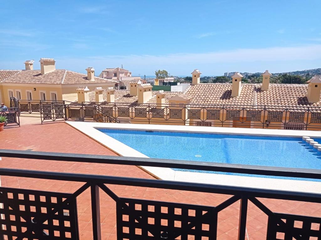 una vista sulla piscina dal balcone di una casa di Mirador de Denia a Denia