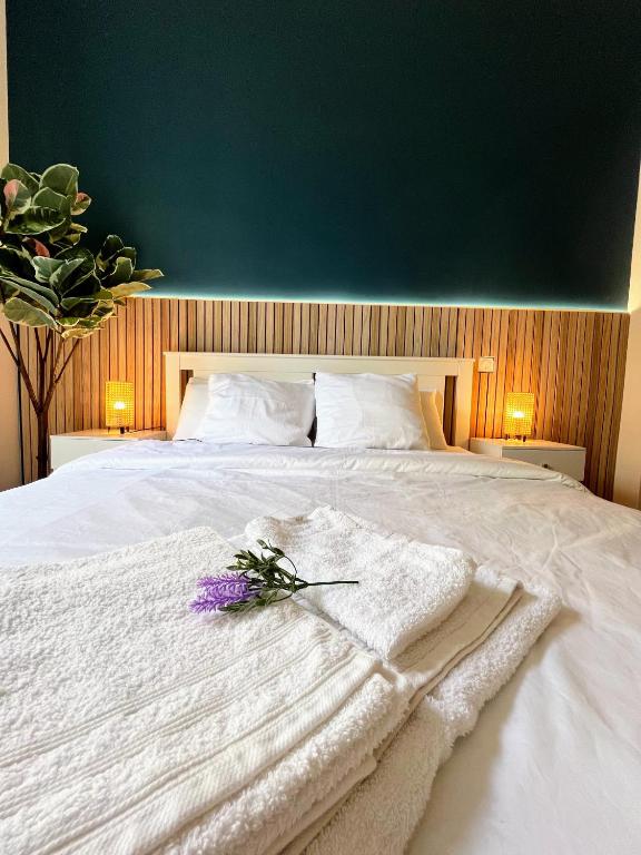 Postel nebo postele na pokoji v ubytování Sunshine Getaway - Stylish Studio in the Heart of Nice