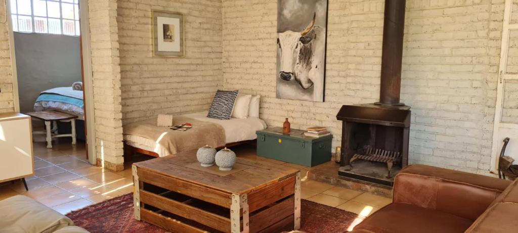 uma sala de estar com um sofá e uma lareira em Green Thumb Farm Stay em Ermelo