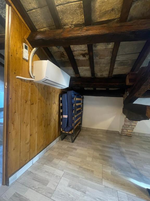 una camera con pareti in legno e soffitto con luce di Blue Zì Albina Apartments a Vasto