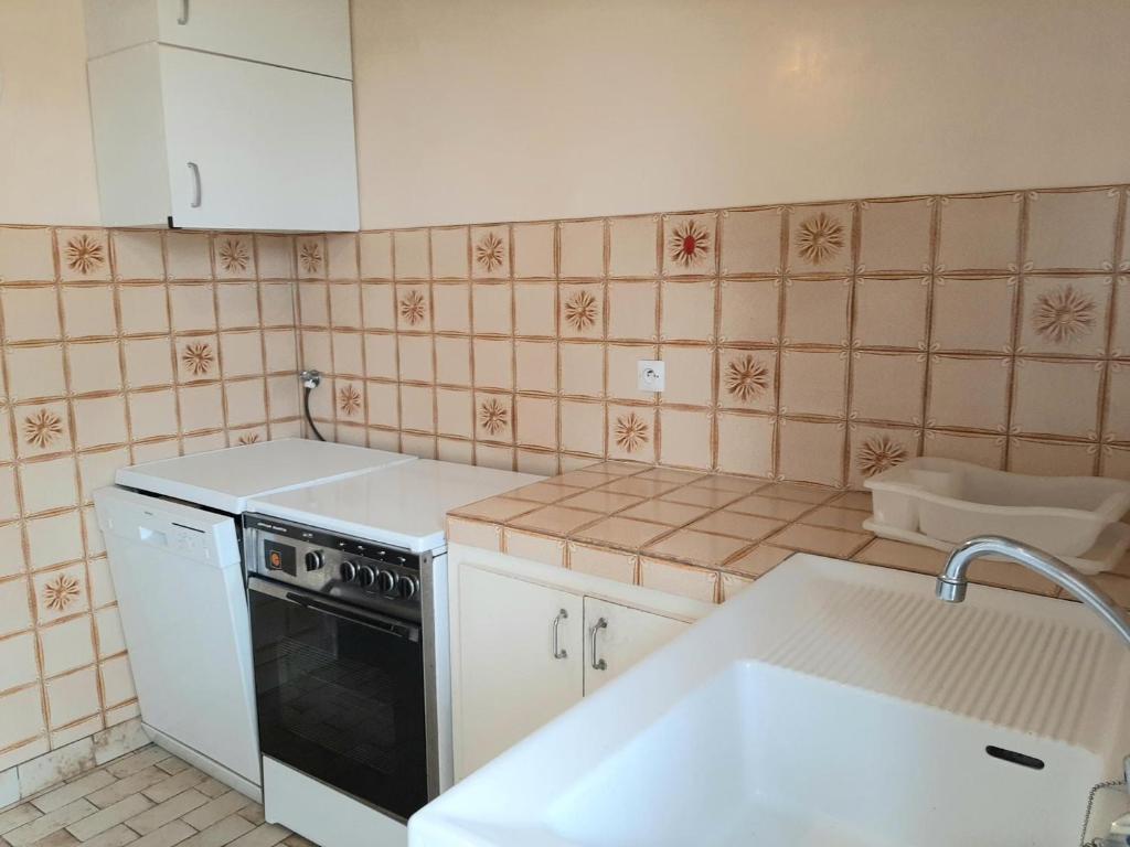 kuchnia ze zlewem i kuchenką górny piekarnik w obiekcie Maison spacieuse avec jardin, proche commerces et plage, 6 couchages, parking privatif - FR-1-239-902 w mieście Capbreton