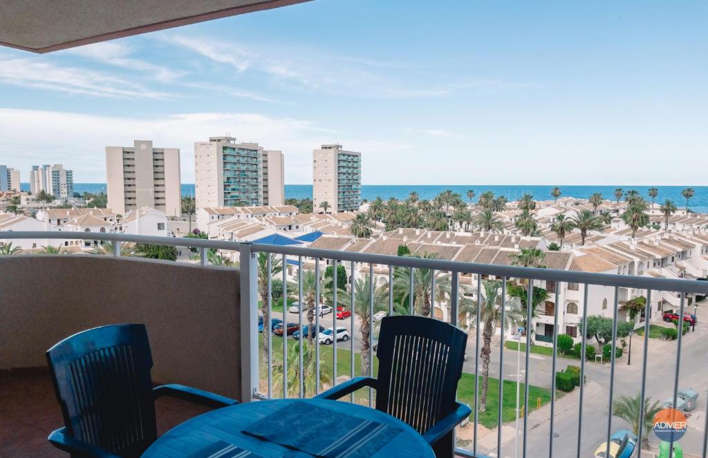 Un balcón con sillas y vistas al océano. en C Veneziola A5J, en La Manga del Mar Menor