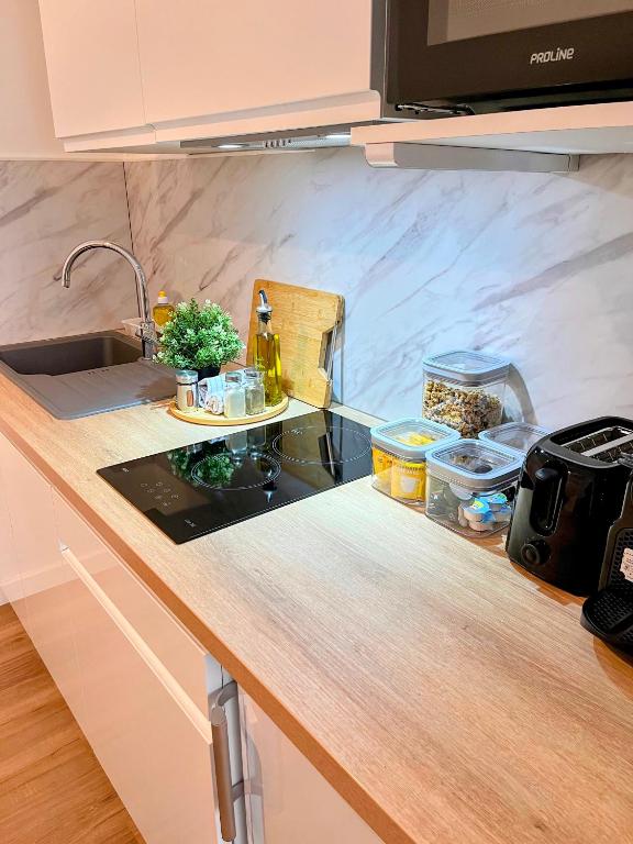 Kuchyň nebo kuchyňský kout v ubytování Sunshine Getaway - Stylish Studio in the Heart of Nice