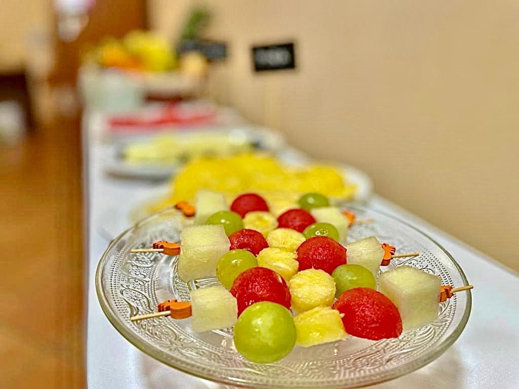 a glass plate filled with fruit on a table at Hotel Tugasa Castillo de Castellar in Castellar de la Frontera