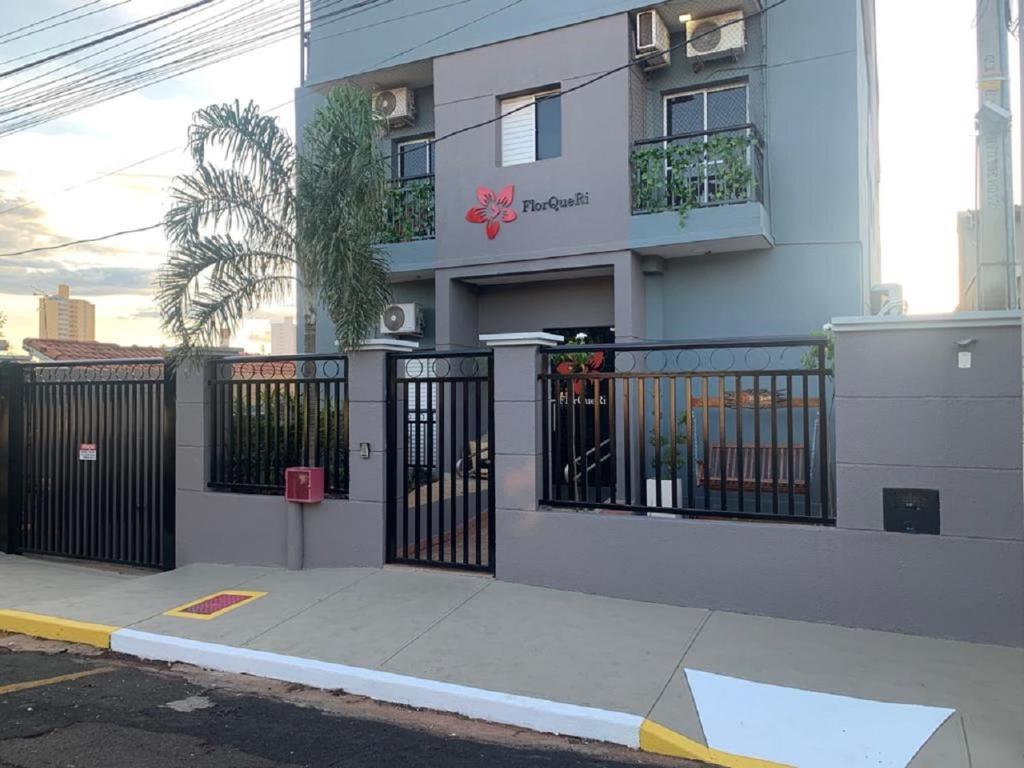 un edificio con una puerta al lado de una calle en Flor Que Ri - Flats Mobiliados na Melhor Localização en Olímpia