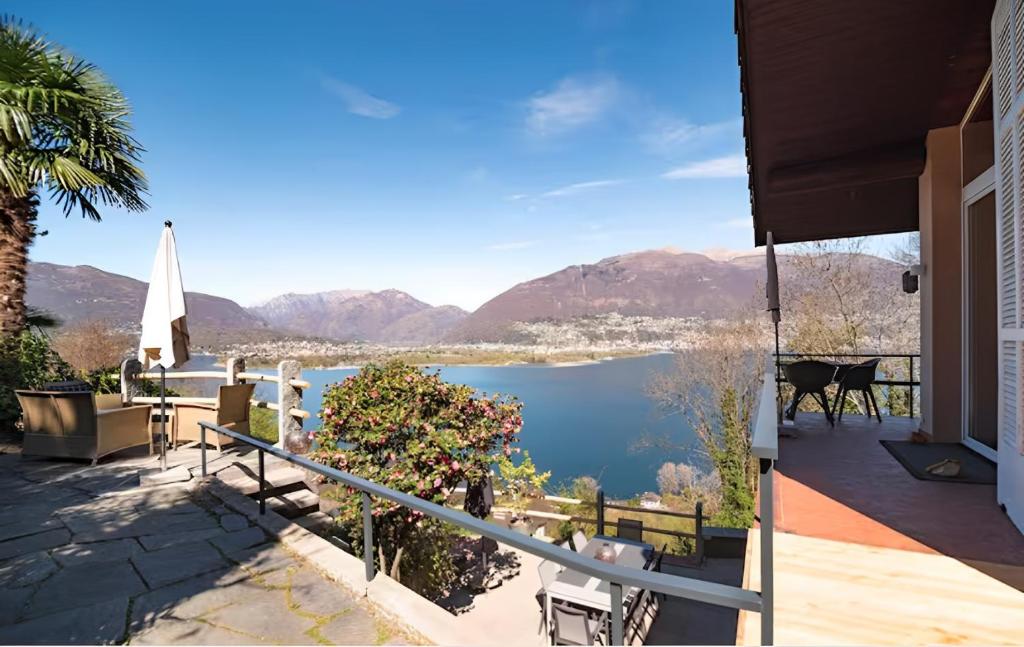 Gambarogno的住宿－Casa AmaRe - einzeln stehendes Haus mit spektakulärer Aussicht，湖景阳台度假屋