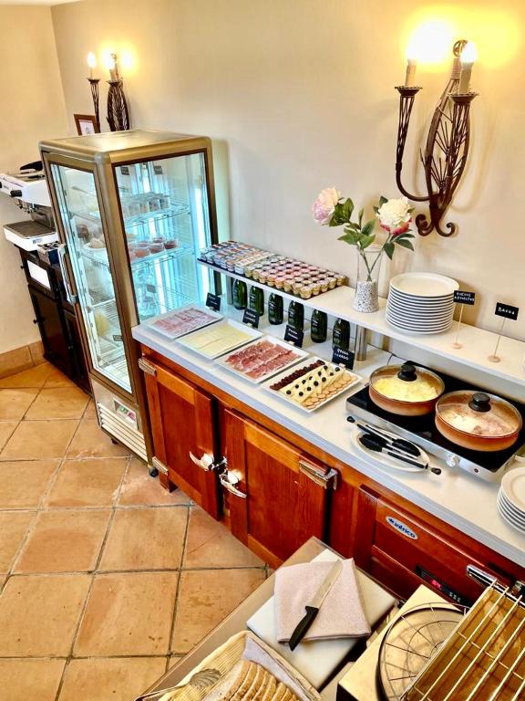 a kitchen with a counter with plates and pans at Hotel Tugasa Castillo de Castellar in Castellar de la Frontera