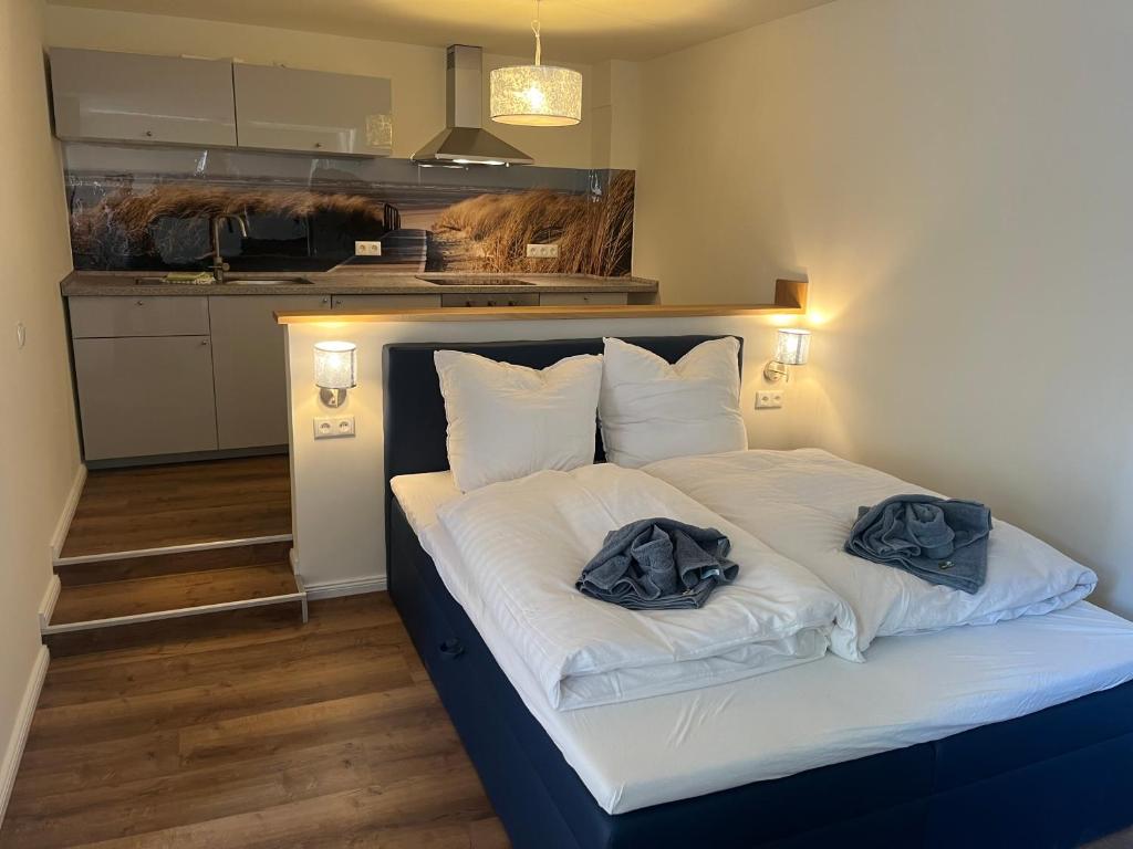 um quarto com uma cama com duas almofadas em Stadtzentrum, ruhig, praktisch em Greifswald
