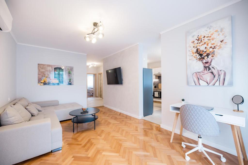 - un salon avec un canapé et une table dans l'établissement Bridge Comfort Apartment, à Zadar