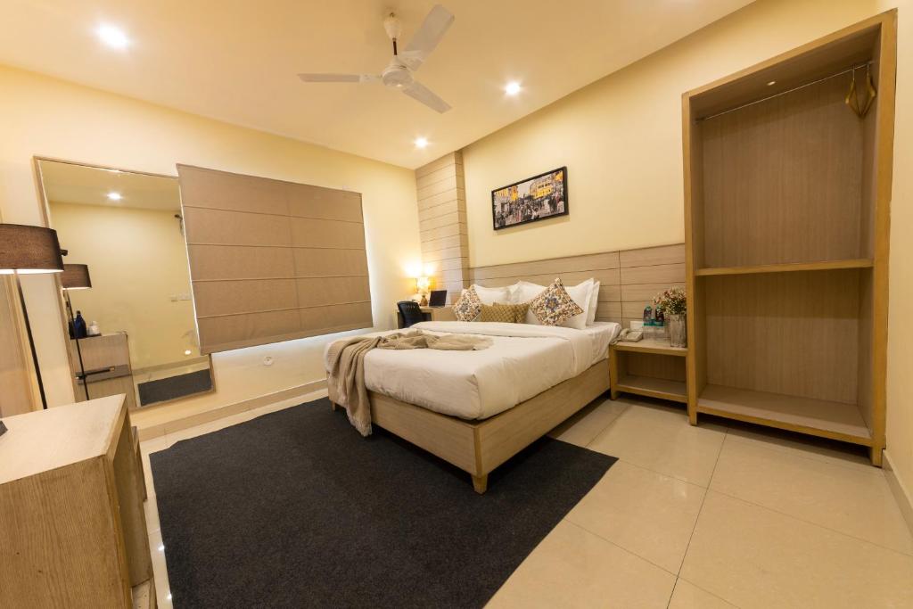 1 dormitorio con 1 cama grande y baño en Sagar Hotel JUST 5 MIN FROM GOLDEN TEMPLE, en Amritsar