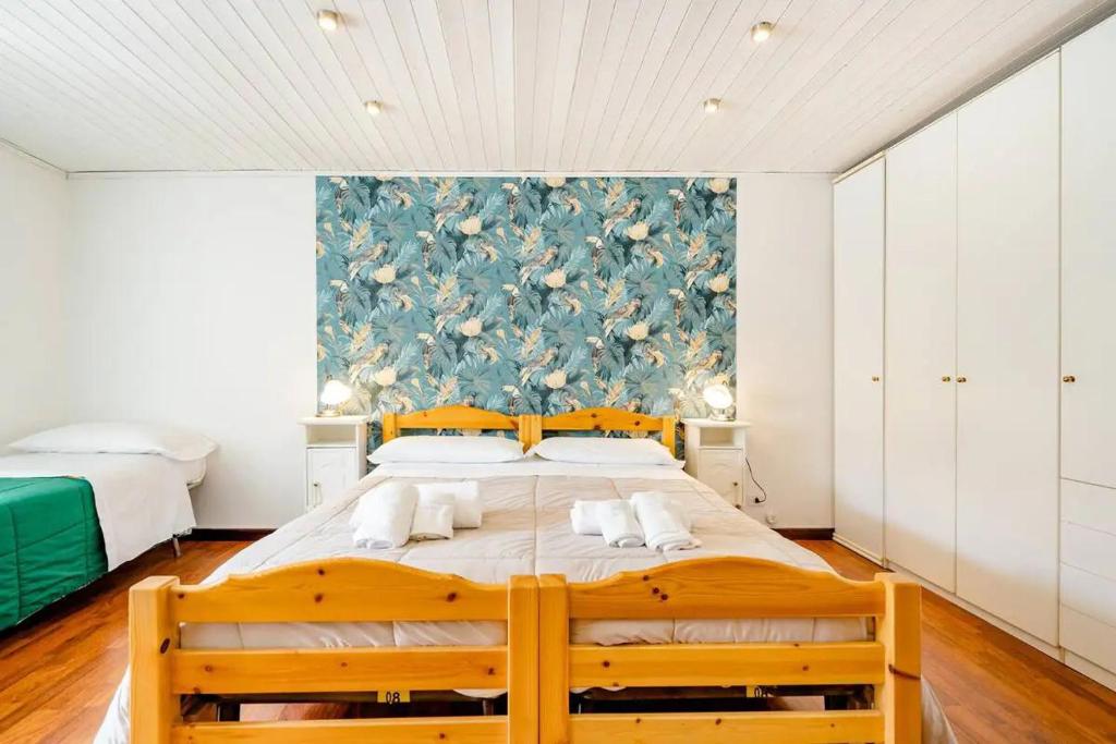 コンヴェルサーノにあるB&b SAN LORENZOの青い壁のベッドルーム1室(大型ベッド1台付)