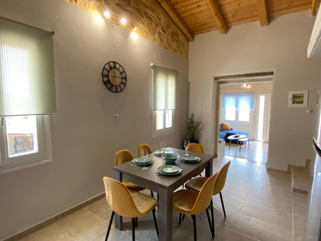 een eetkamer met een tafel en stoelen bij Casa di Fragkiskos. Ένα σπίτι μέσα στη φύση. in Kondomárion