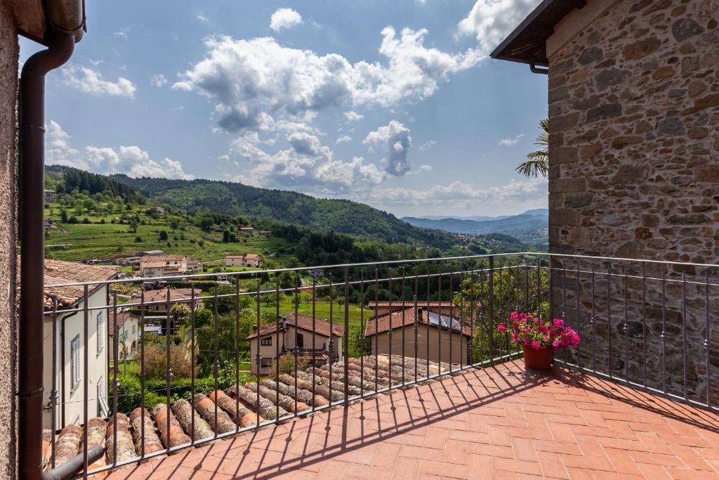 balcón con vistas a la montaña en Dolce far niente, en San Romano