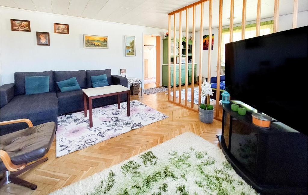 TV a/nebo společenská místnost v ubytování Awesome Home In Osby With Kitchen