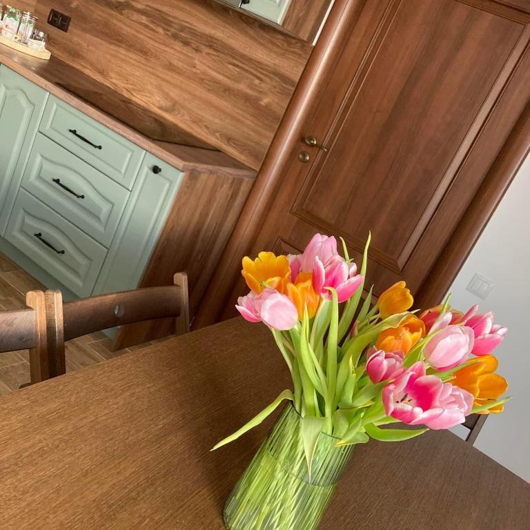 a vase of flowers sitting on top of a table at Casa Cheilor in Petreştii de Jos