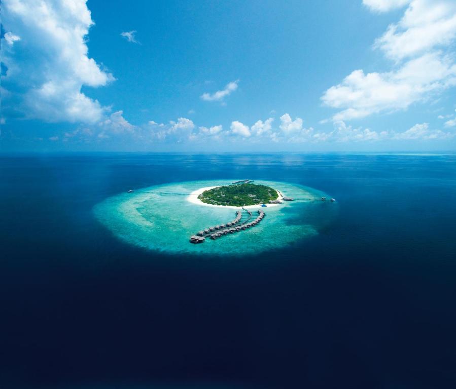 una pequeña isla en medio del océano en JA Manafaru Maldives, en Dhidhdhoo