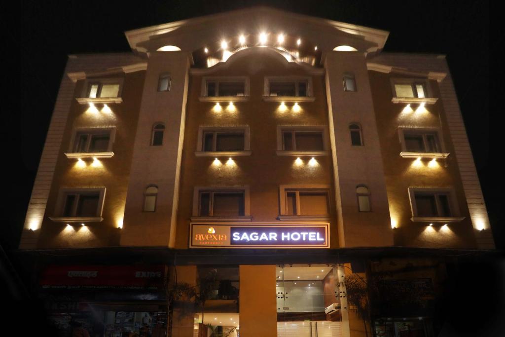 um grande edifício com luzes em cima em Perfectstayz Sagar Near Golden Temple em Amritsar
