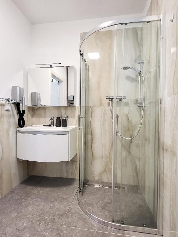 Kúpeľňa v ubytovaní Rosemarie Beach Suites Zadar