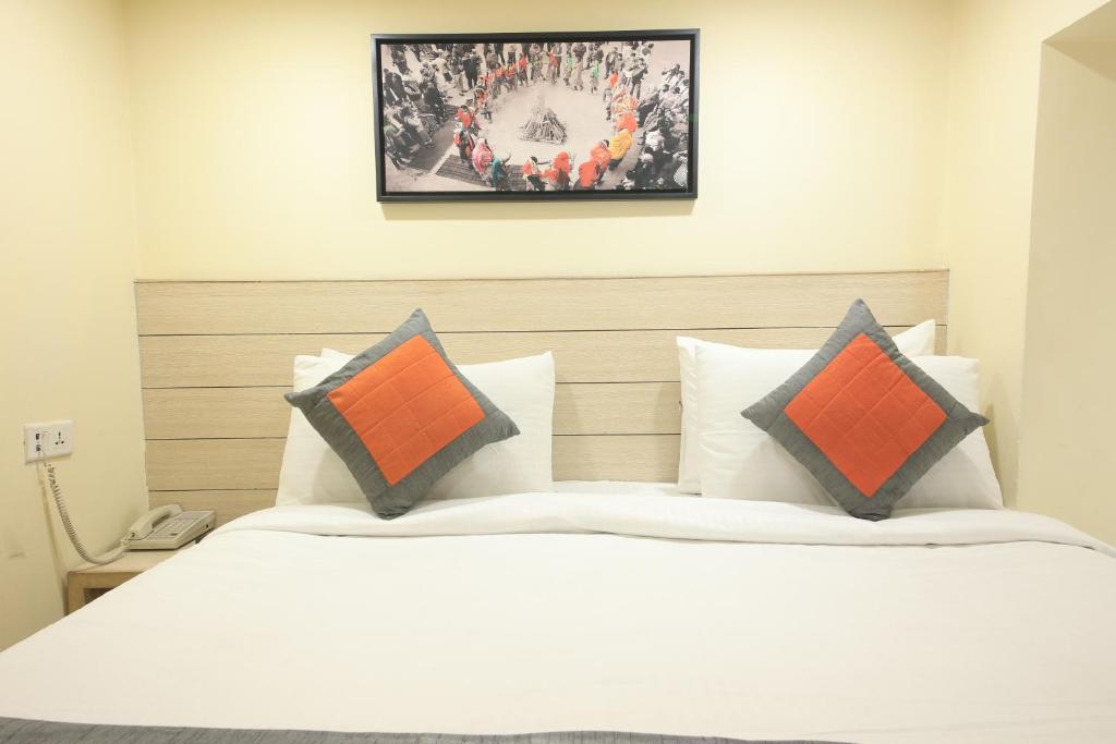 Una cama o camas en una habitación de Perfectstayz Sagar Near Golden Temple