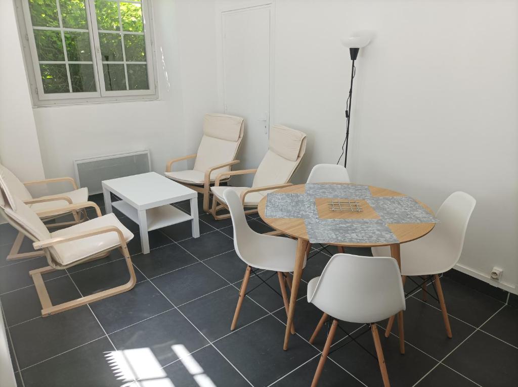 a waiting room with a table and chairs at O&#39;Couvent - Appartement 62 m2 - 2 chambres - A513 in Salins-les-Bains