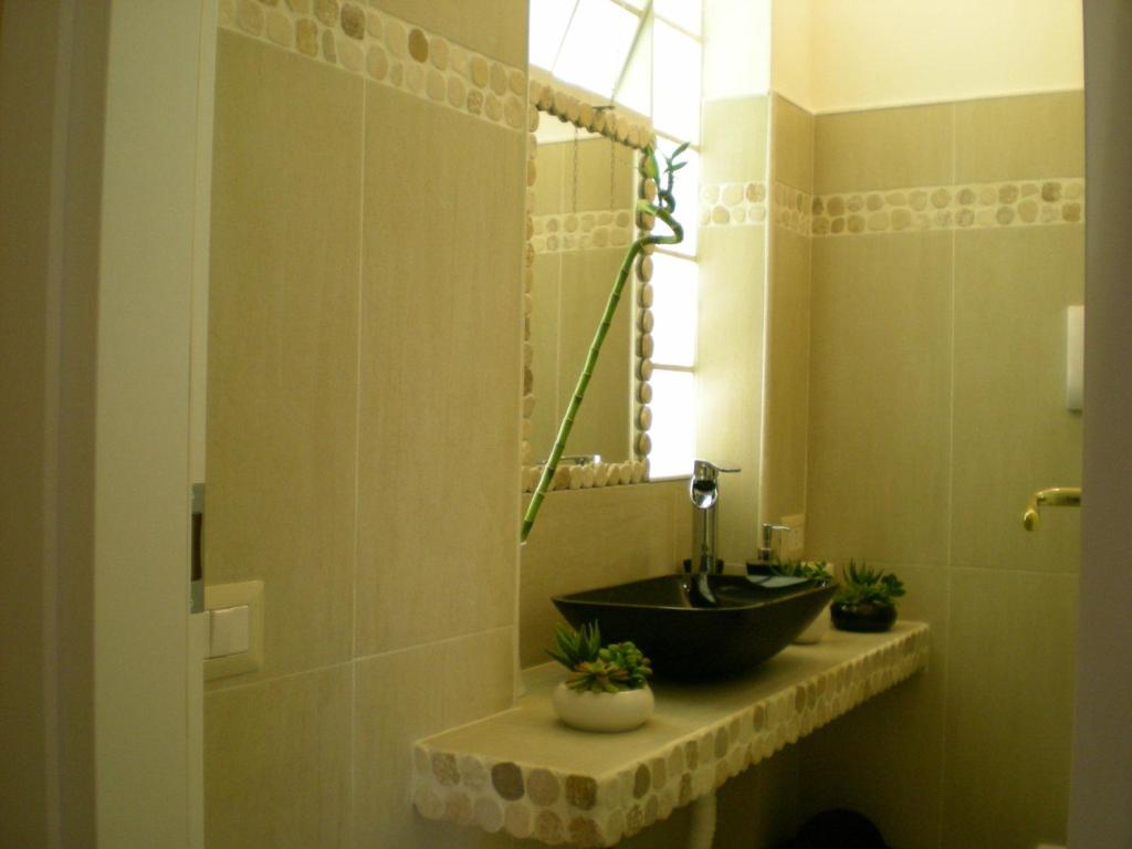 łazienka z umywalką i lustrem w obiekcie Orizzonte B&B w Cefalù
