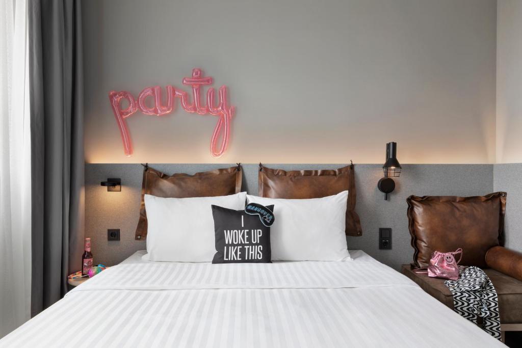 Moxy Duesseldorf City - Resim 8