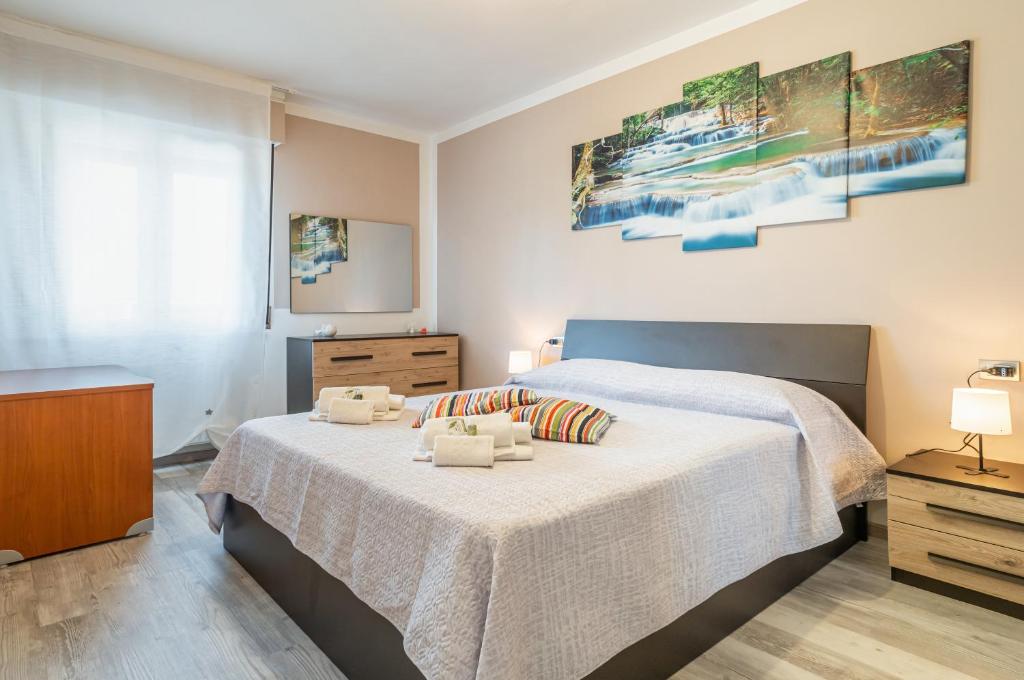- une chambre avec un grand lit et 2 oreillers dans l'établissement Domus Lucis Apartment Terrace & Private Parking, à Marinella di Sarzana