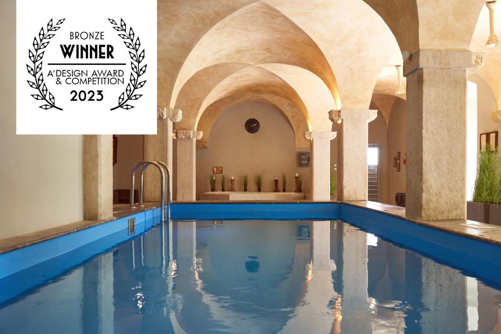 a swimming pool in a building with water in it at Zamek Na Skale in Trzebieszowice