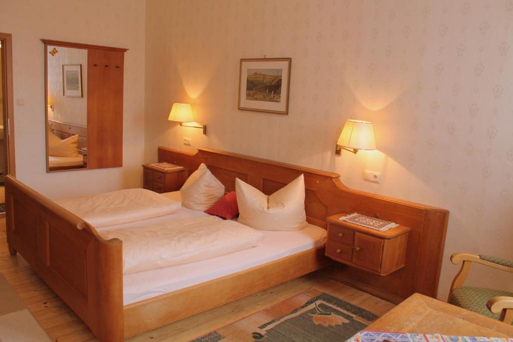 Postel nebo postele na pokoji v ubytování Schwarzes Lamm