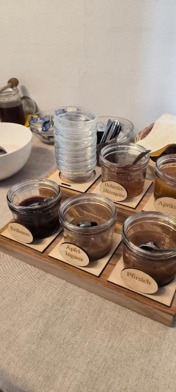 taca misek i talerzy na stole w obiekcie Zimmervermietung Gröberhof w mieście Schenna