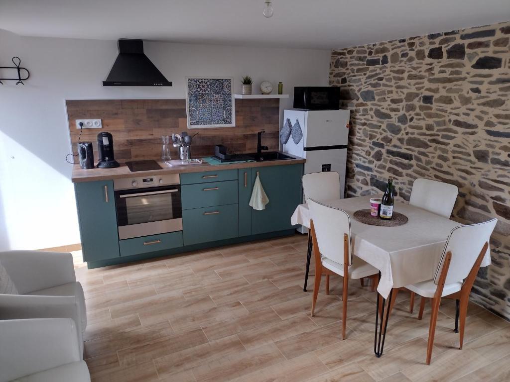 Kuchyň nebo kuchyňský kout v ubytování Gîte charmant typique Breton Ti Quartier