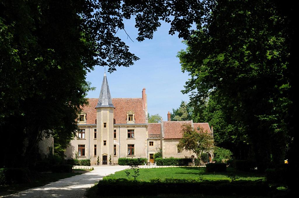 Gallery image of Château - Hôtel Le Sallay in Magny-Cours
