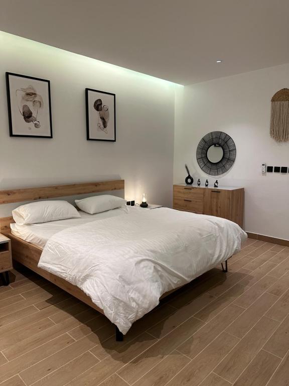 Un pat sau paturi într-o cameră la شاليه الجبل